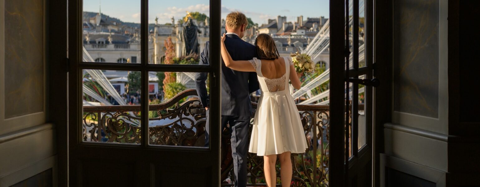 Couple marié sur balcon avec vue urbaine