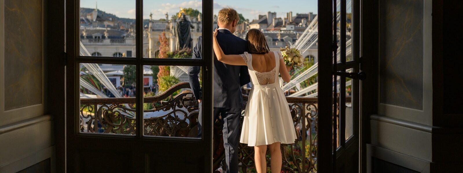 Couple marié sur balcon avec vue urbaine