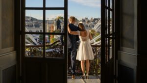 Couple marié sur balcon avec vue urbaine
