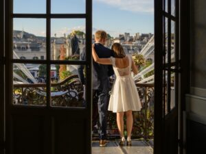 Couple marié sur balcon avec vue urbaine