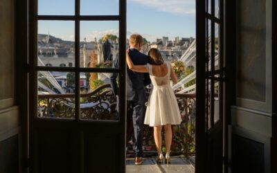 Couple marié sur balcon avec vue urbaine
