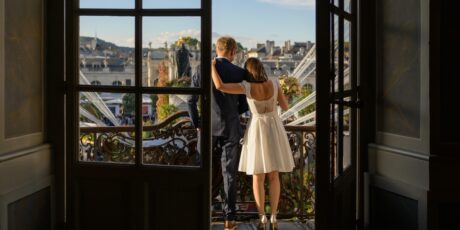 Couple marié sur balcon avec vue urbaine