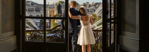 Couple marié sur balcon avec vue urbaine