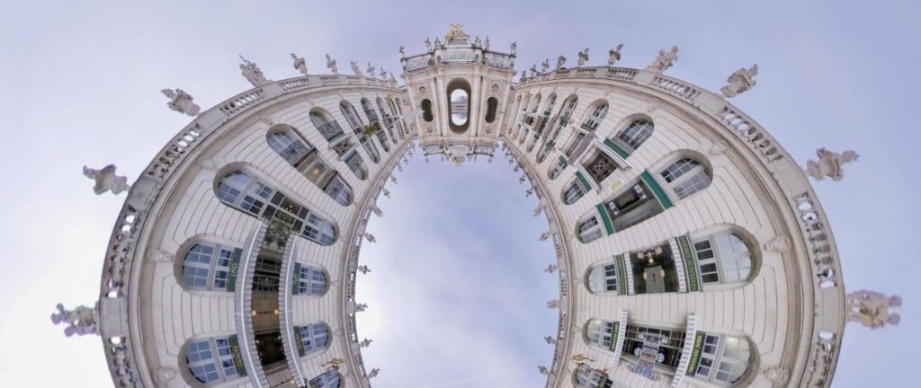 Perspective déformée d'un bâtiment historique.