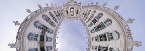 Perspective déformée d'un bâtiment historique.