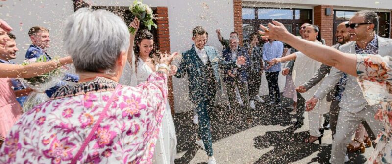 Célébration d'un mariage avec lancer de confettis.