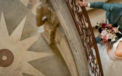 Couple de mariés sur un escalier en colimaçon.
