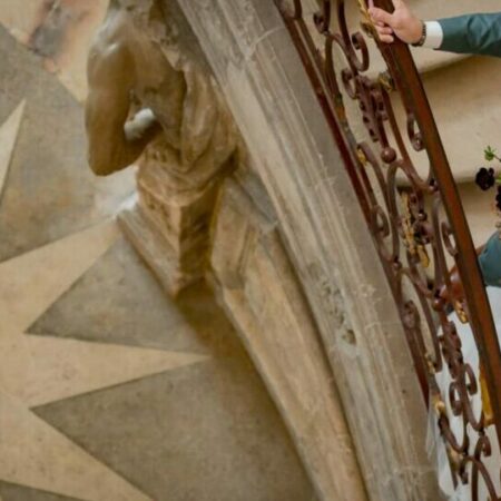 Couple de mariés sur un escalier en colimaçon.