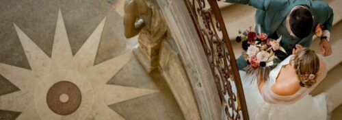 Couple de mariés sur un escalier en colimaçon.