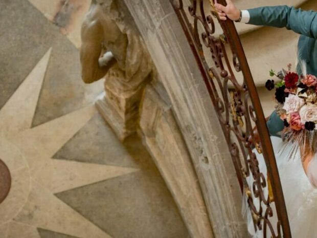 Couple de mariés sur un escalier en colimaçon.