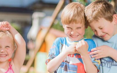 Enfants souriant et jouant dehors en été.