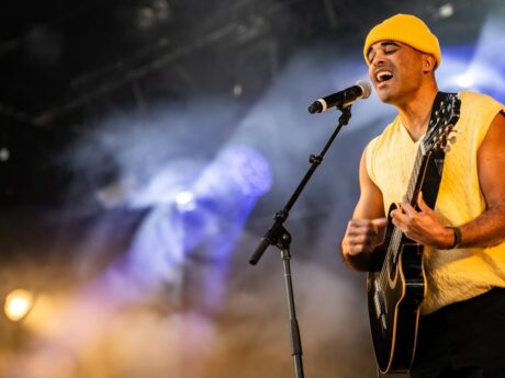 Chanteur sur scène avec une guitare.