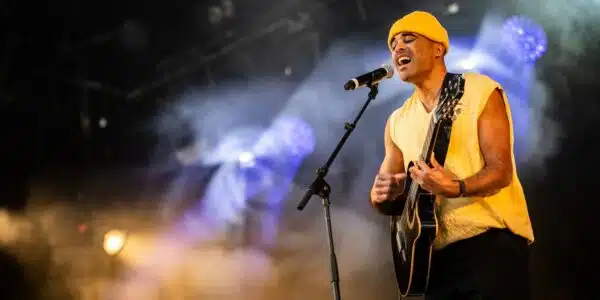 Chanteur sur scène avec une guitare.