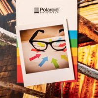 Photo Polaroid de lunettes noires et flèches colorées.