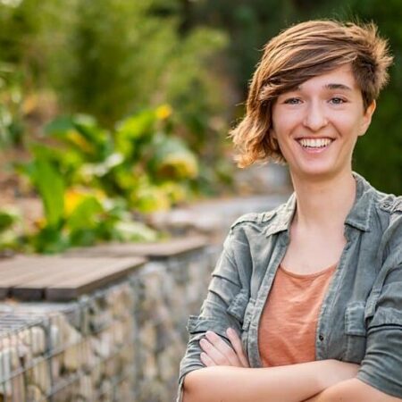 Personne souriante dans un jardin verdoyant