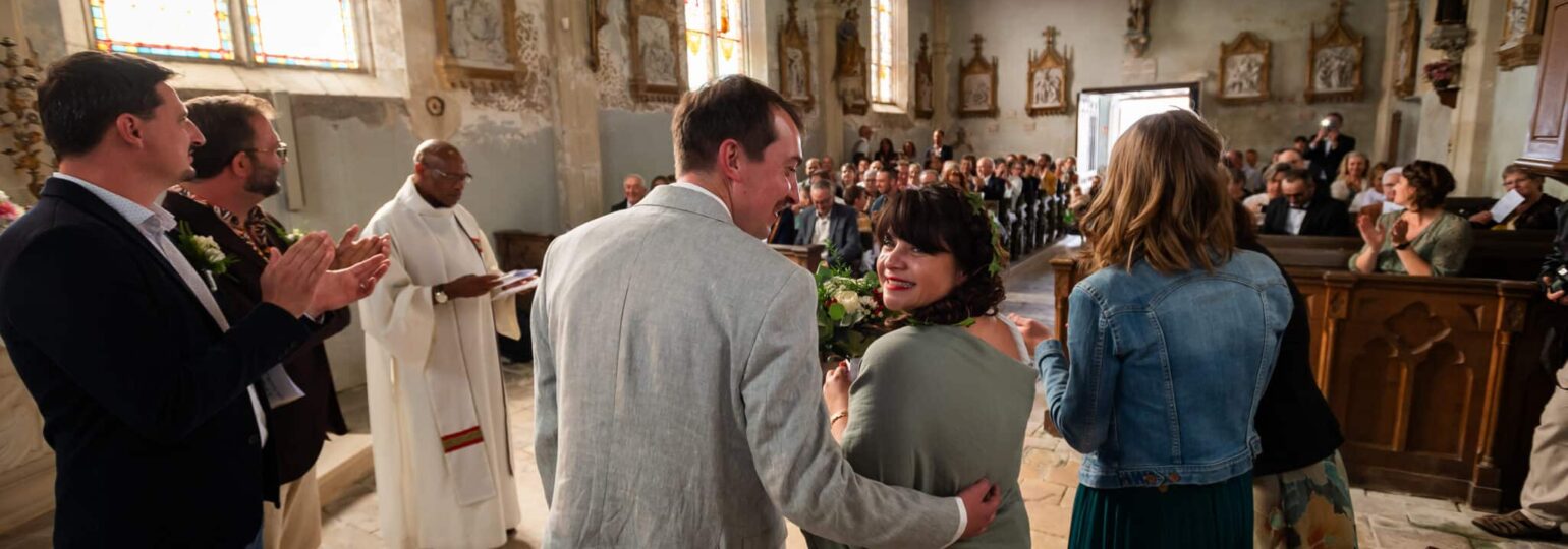 Cérémonie de mariage dans une église avec invités.