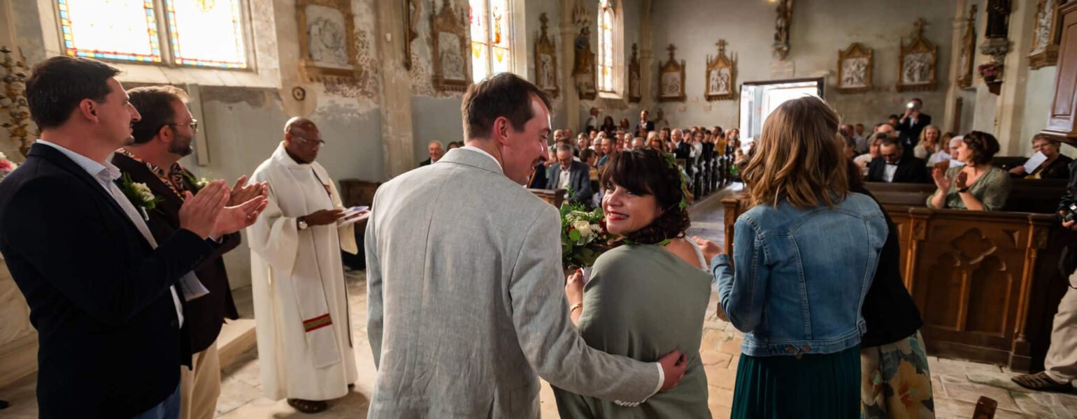 Cérémonie de mariage dans une église avec invités.