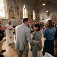 Cérémonie de mariage dans une église avec invités.