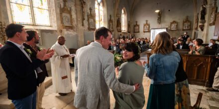 Cérémonie de mariage dans une église avec invités.