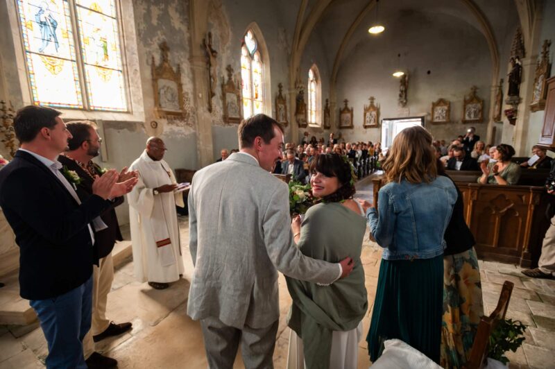 Cérémonie de mariage dans une église avec invités.