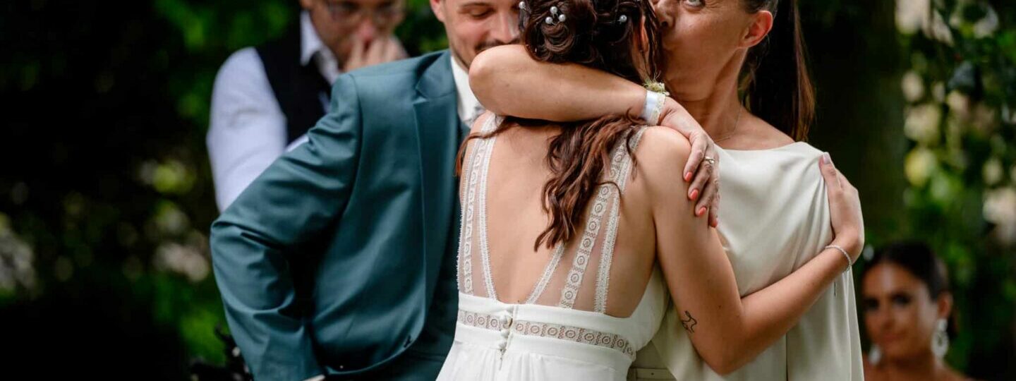 Un câlin lors d'une cérémonie de mariage.