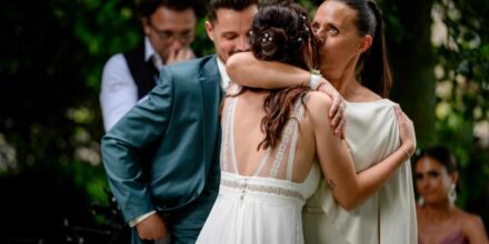 Un câlin lors d'une cérémonie de mariage.