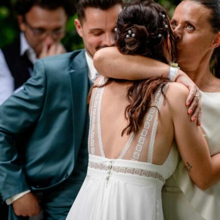 Un câlin lors d'une cérémonie de mariage.