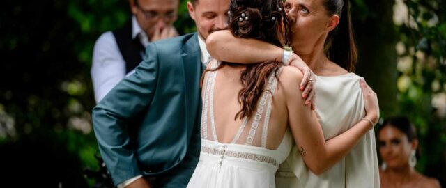 Un câlin lors d'une cérémonie de mariage.