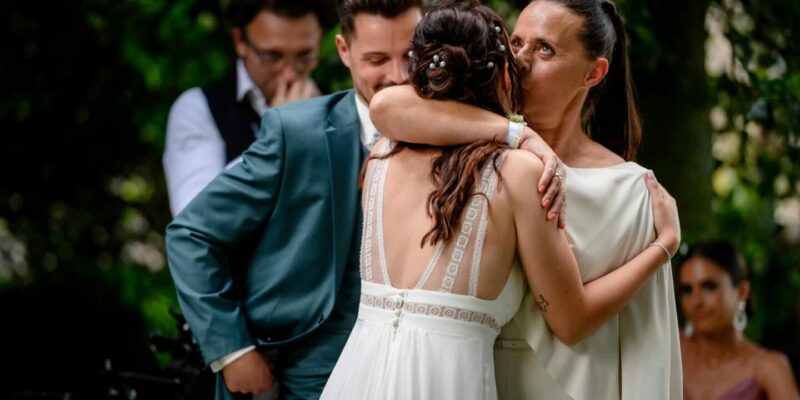 Un câlin lors d'une cérémonie de mariage.