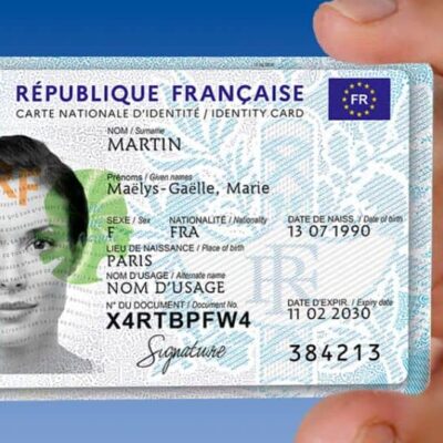 Carte d'identité française tenue en main.
