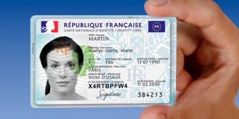 Carte d'identité française tenue en main.