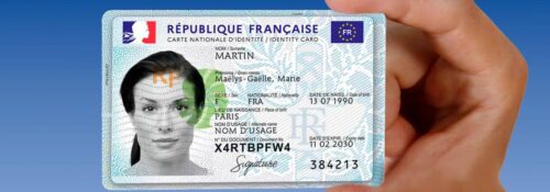 Carte d'identité française tenue en main.
