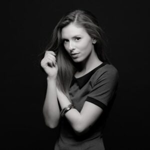 Portrait en noir et blanc d'une femme.