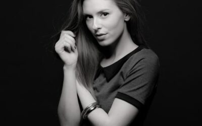 Portrait en noir et blanc d'une femme.