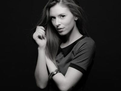 Portrait en noir et blanc d'une femme.