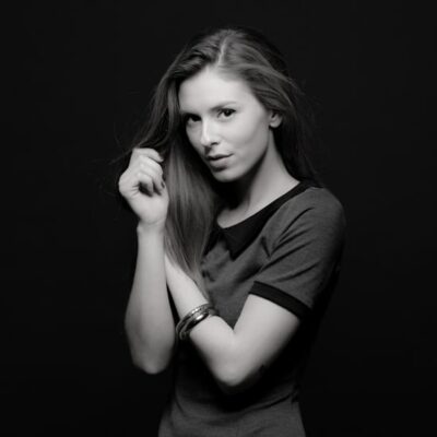 Portrait en noir et blanc d'une femme.