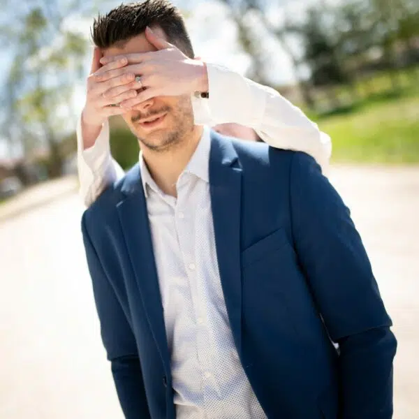 Homme aux yeux bandés par une surprise.