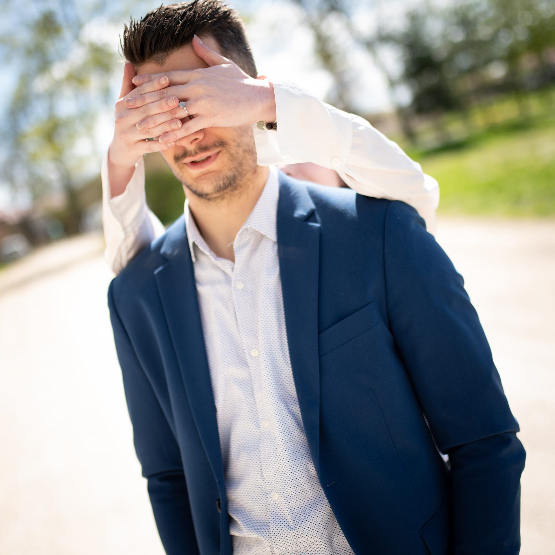 Homme aux yeux bandés par une surprise.