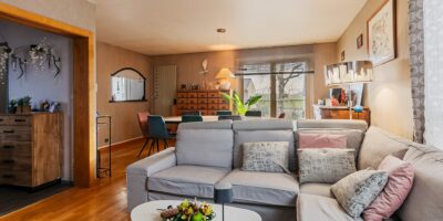 Salon lumineux avec canapé et table basse.