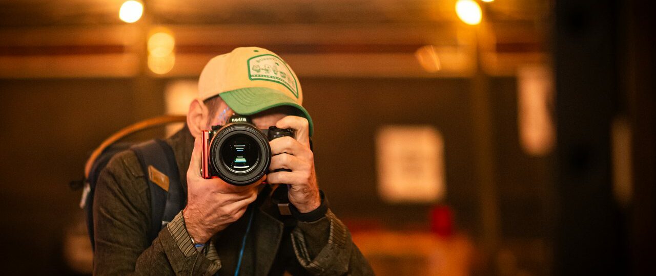 Photographe en train de prendre une photo.