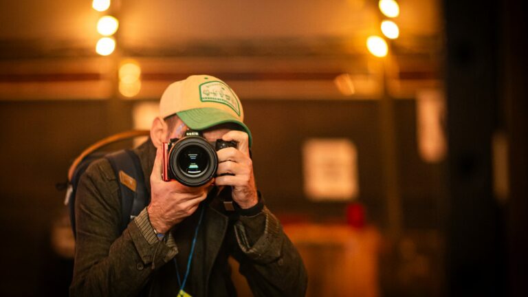 Photographe en train de prendre une photo.