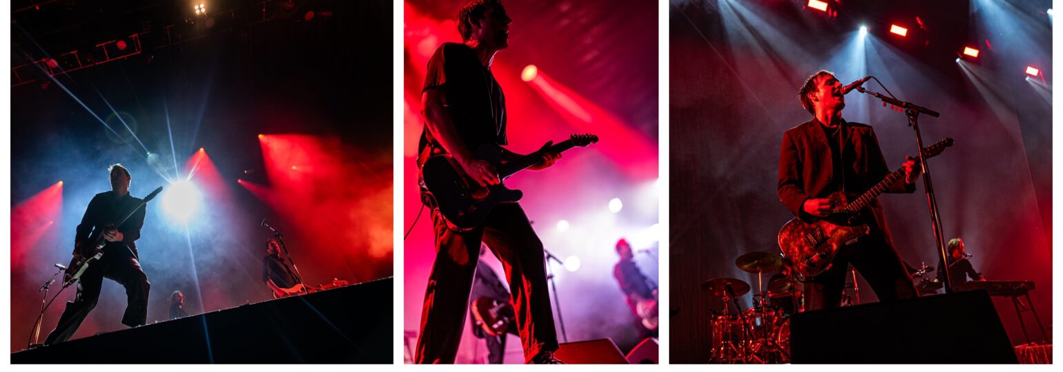 Groupe de rock en concert, éclairage rouge spectaculaire.