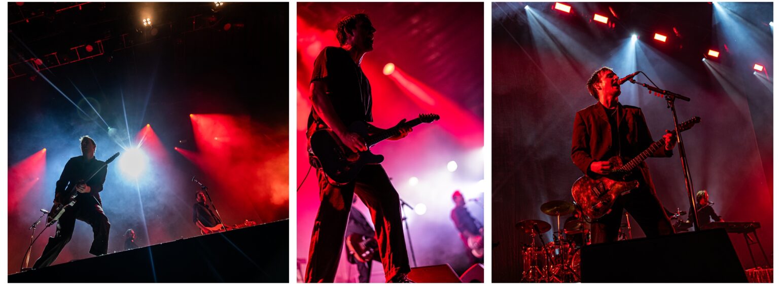 Groupe de rock en concert, éclairage rouge spectaculaire.