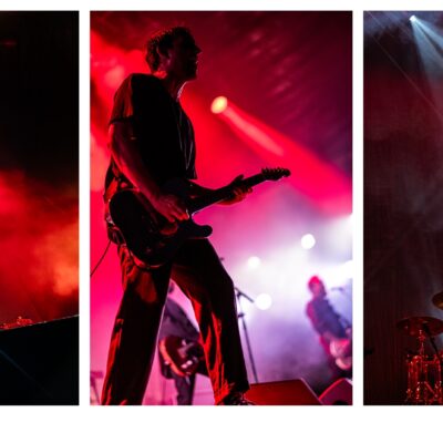 Groupe de rock en concert, éclairage rouge spectaculaire.