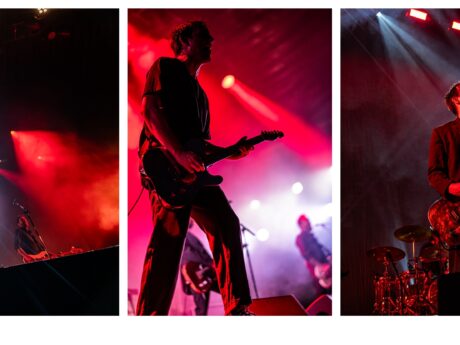 Groupe de rock en concert, éclairage rouge spectaculaire.