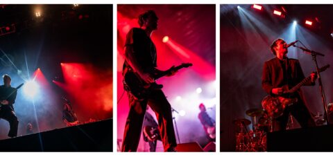 Groupe de rock en concert, éclairage rouge spectaculaire.