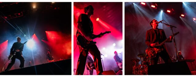 Groupe de rock en concert, éclairage rouge spectaculaire.