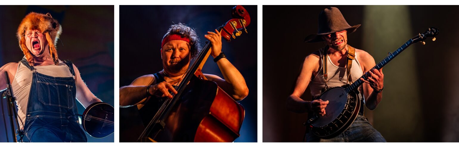 Musiciens sur scène jouant des instruments de musique.