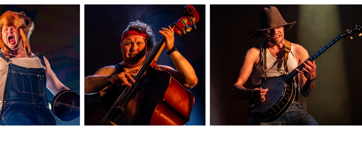 Musiciens sur scène jouant des instruments de musique.