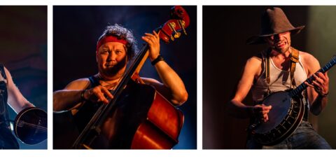 Musiciens sur scène jouant des instruments de musique.